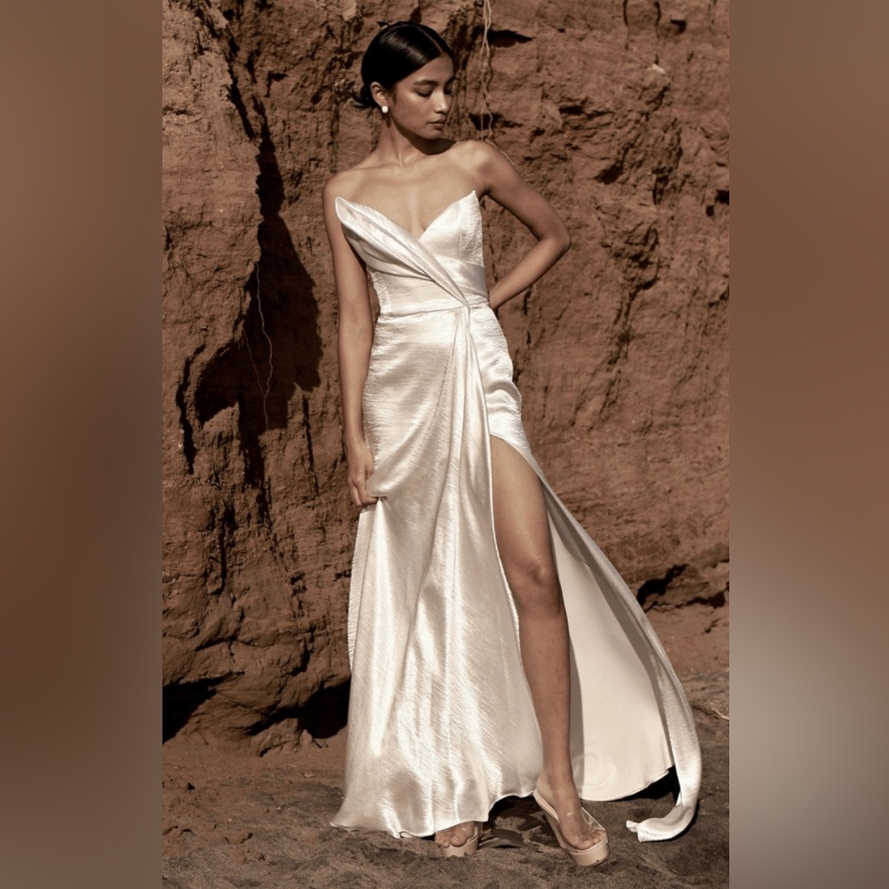 Newhite Onda Wedding Dress